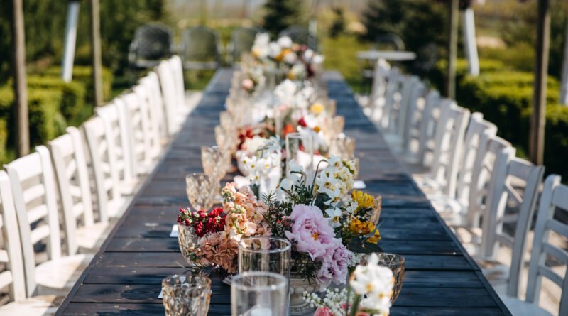 boda de Lali: mesa larga decorada con flores para una fiesta