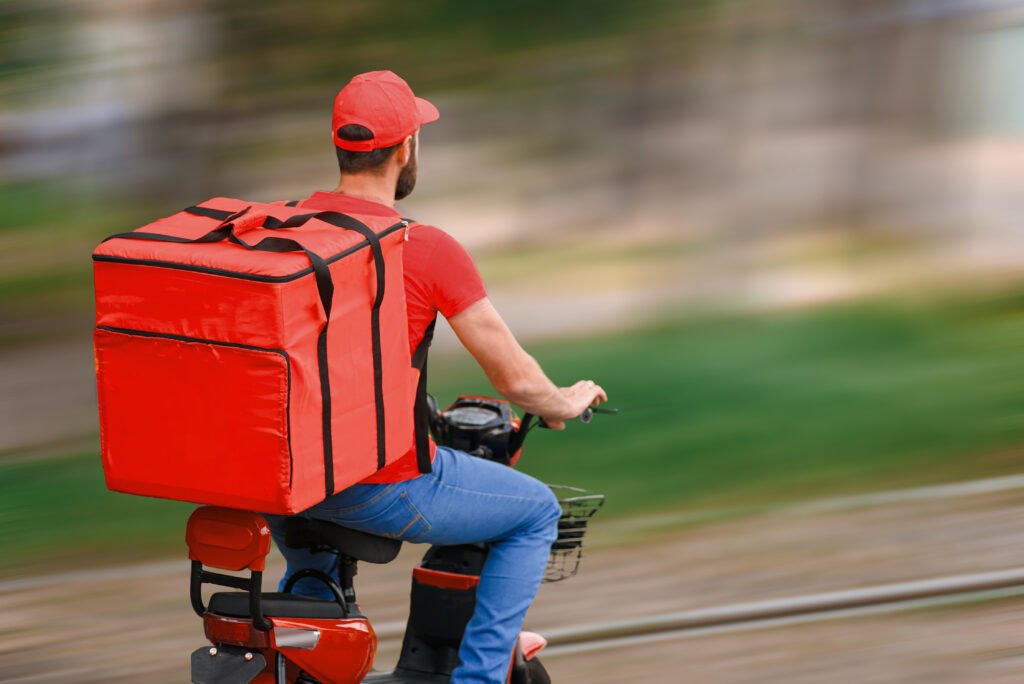 boom de las motos: repartidor en moto de delivery en la ciudad