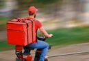 boom de las motos: repartidor en moto de delivery en la ciudad