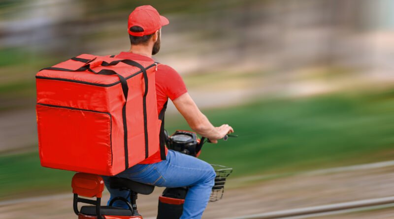 boom de las motos: repartidor en moto de delivery en la ciudad
