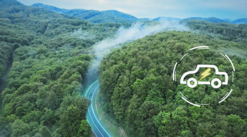 BYD Seal 5: auto eléctrico moderno circulando por una ruta