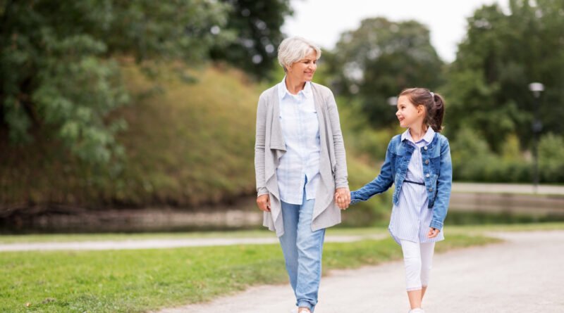 cambio demográfico: una abuela y su nieta caminan por un parque