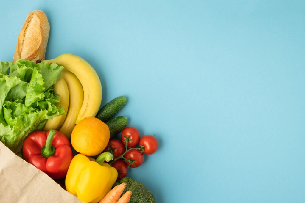 canasta básica: bolsa de papel con frutas y verduras frescas