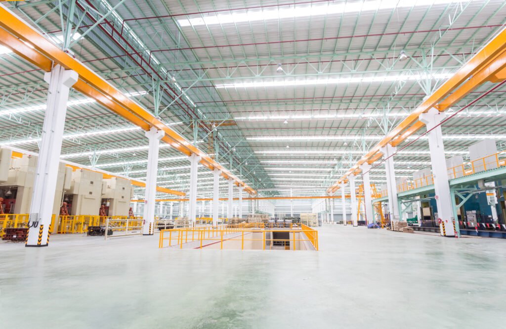 capacidad instalada: interior de una fábrica con maquinaria industrial