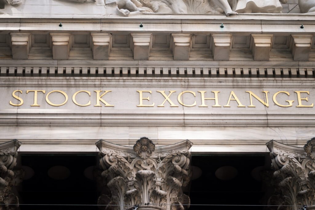 Caputo y Kicillof: edificio de la bolsa de Nueva York en Wall Street