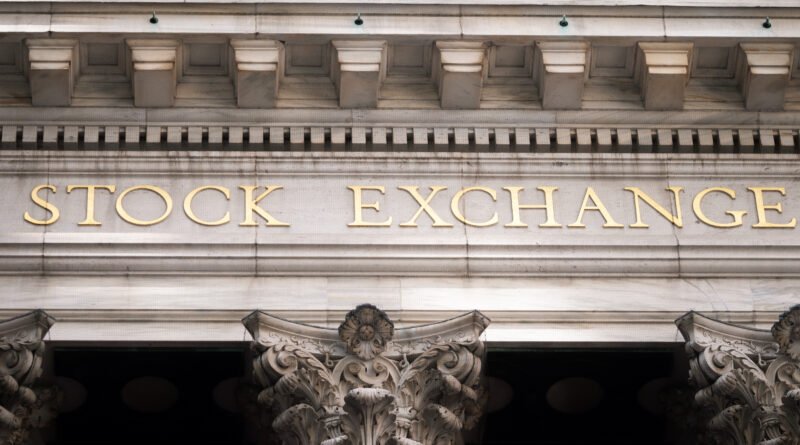 Caputo y Kicillof: edificio de la bolsa de Nueva York en Wall Street