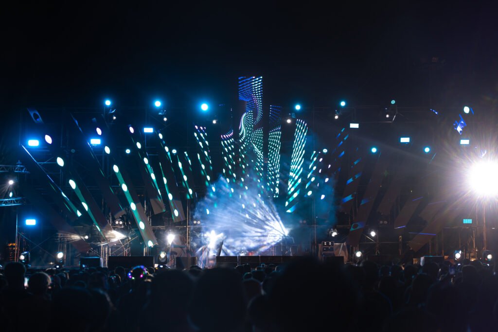 Céline Dion: escenario de concierto iluminado ante el público