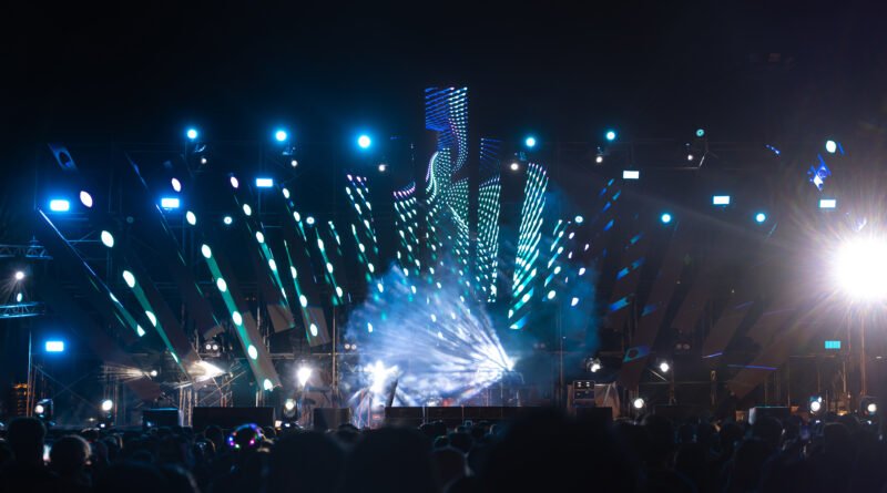 Céline Dion: escenario de concierto iluminado ante el público