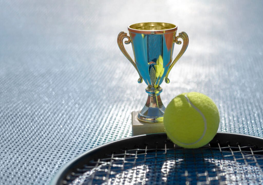 Challenger de Buenos Aires: trofeo dorado junto a una pelota y raqueta de tenis