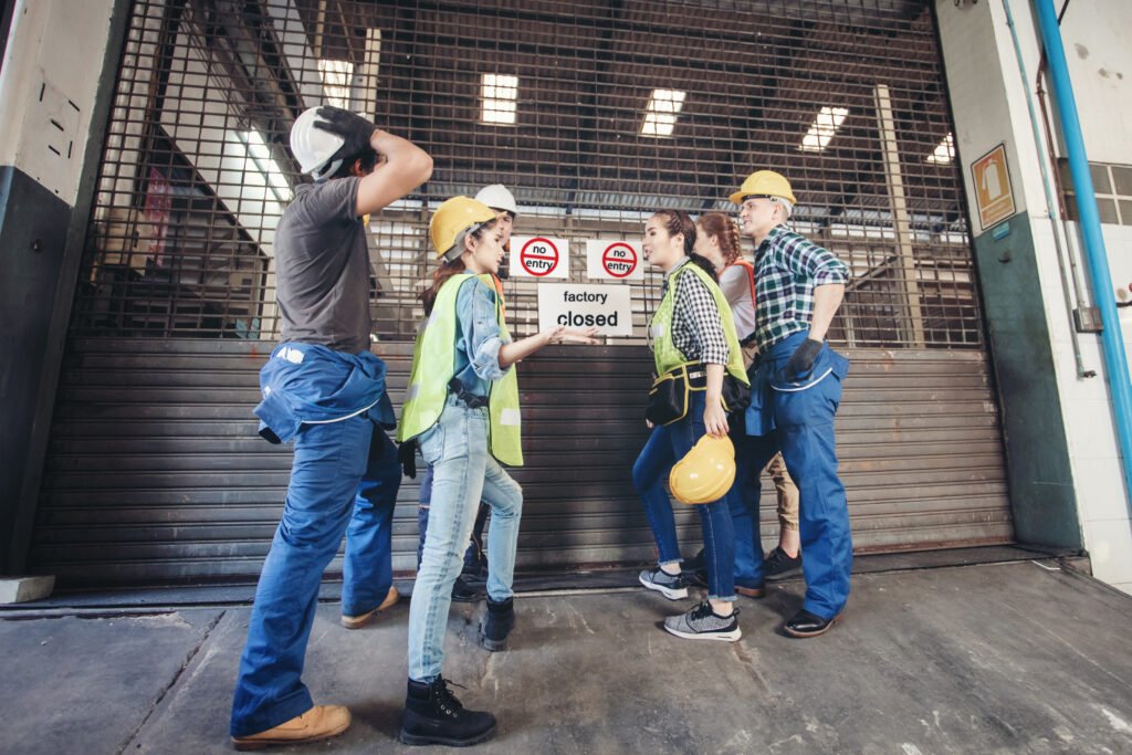 cierre de Dánica: trabajadores frente a una fábrica cerrada