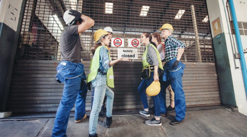 cierre de Dánica: trabajadores frente a una fábrica cerrada