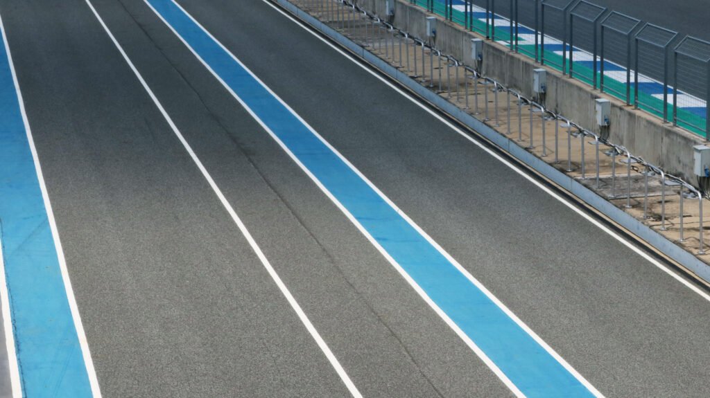 Colapinto en España: pista de automovilismo con línea azul