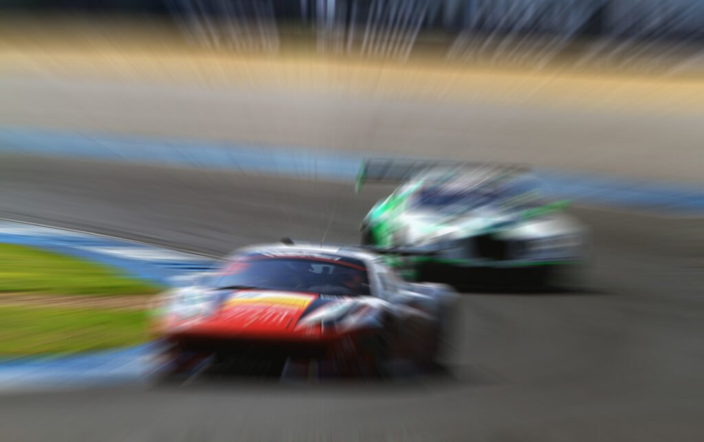 Colapinto en Monza: auto de carrera a gran velocidad en el circuito