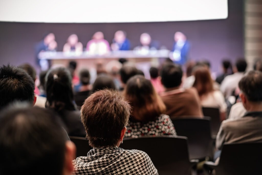 Coloquio de IDEA: público de empresarios en un auditorio de conferencias