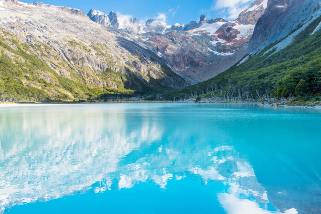 comunidad mapuche: lago y montañas nevadas de la Patagonia