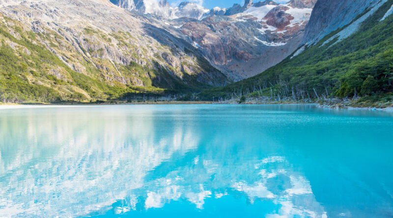 comunidad mapuche: lago y montañas nevadas de la Patagonia