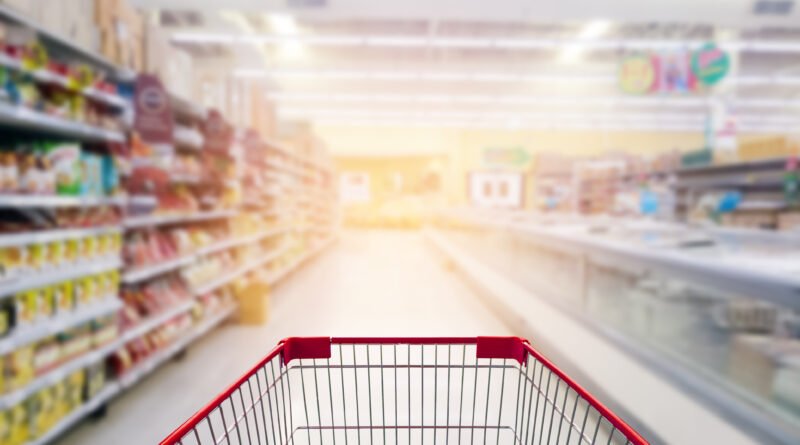 consumo masivo: changuito vacío en la góndola de un supermercado