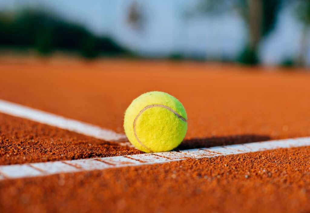 Copa Davis: pelota de tenis sobre una cancha de polvo de ladrillo