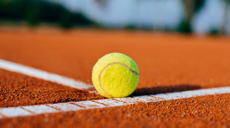 Copa Davis: pelota de tenis sobre una cancha de polvo de ladrillo