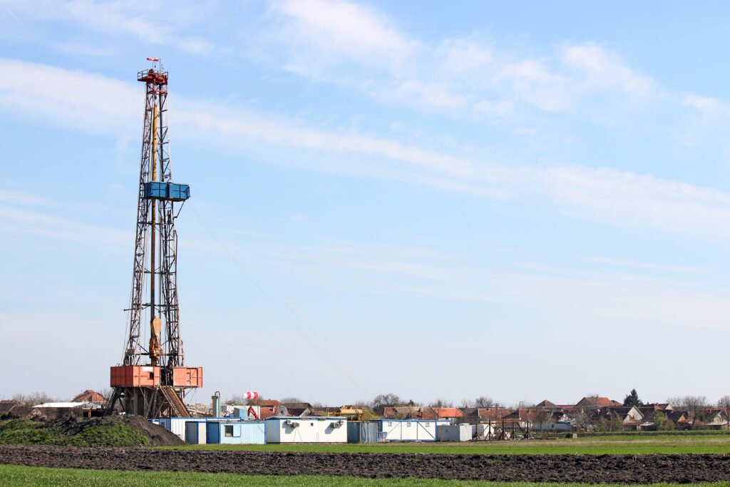 Corredor Andes-Atlántico: torre de perforación de petróleo y gas en la estepa