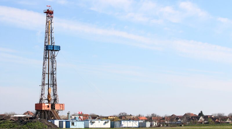Corredor Andes-Atlántico: torre de perforación de petróleo y gas en la estepa