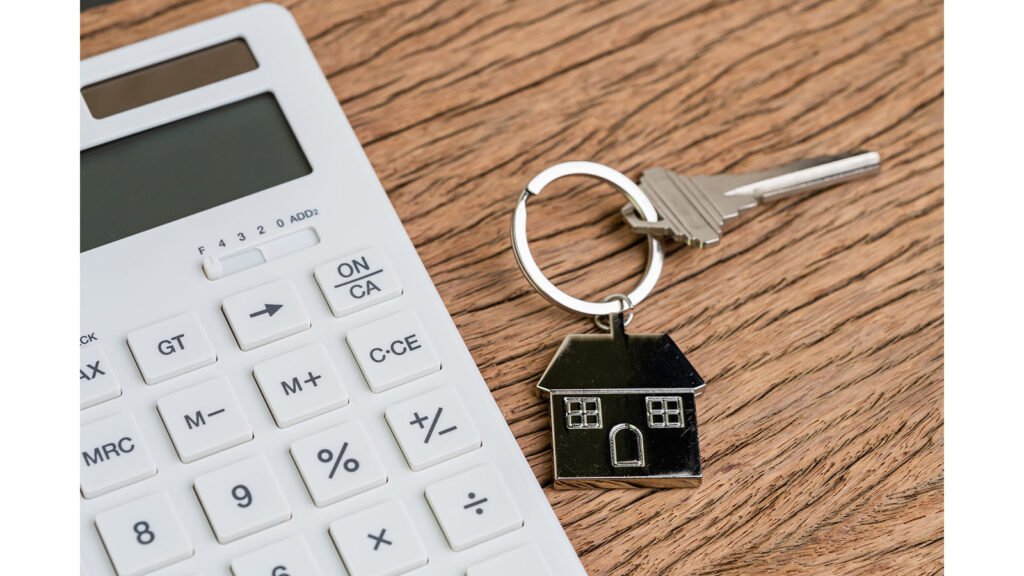 Créditos hipotecarios: llave de una casa junto a una calculadora