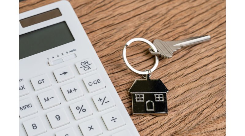 Créditos hipotecarios: llave de una casa junto a una calculadora