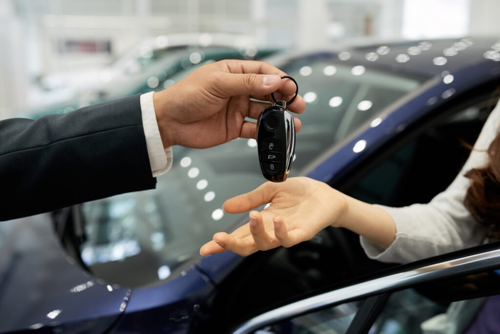 créditos UVA para autos: entrega de la llave de un auto en una concesionaria