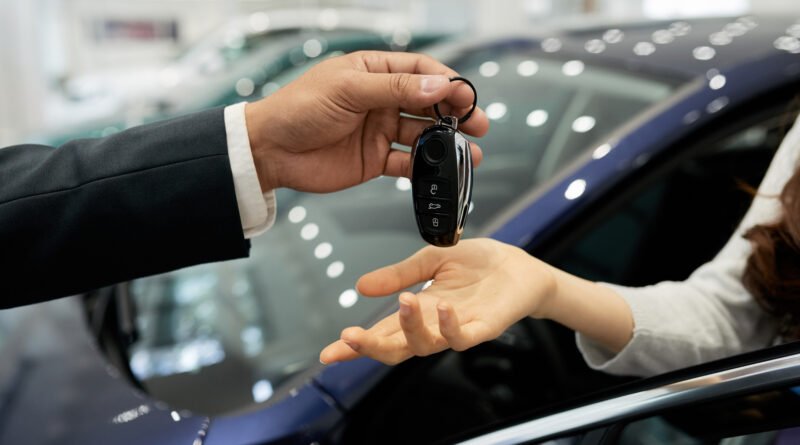 créditos UVA para autos: entrega de la llave de un auto en una concesionaria