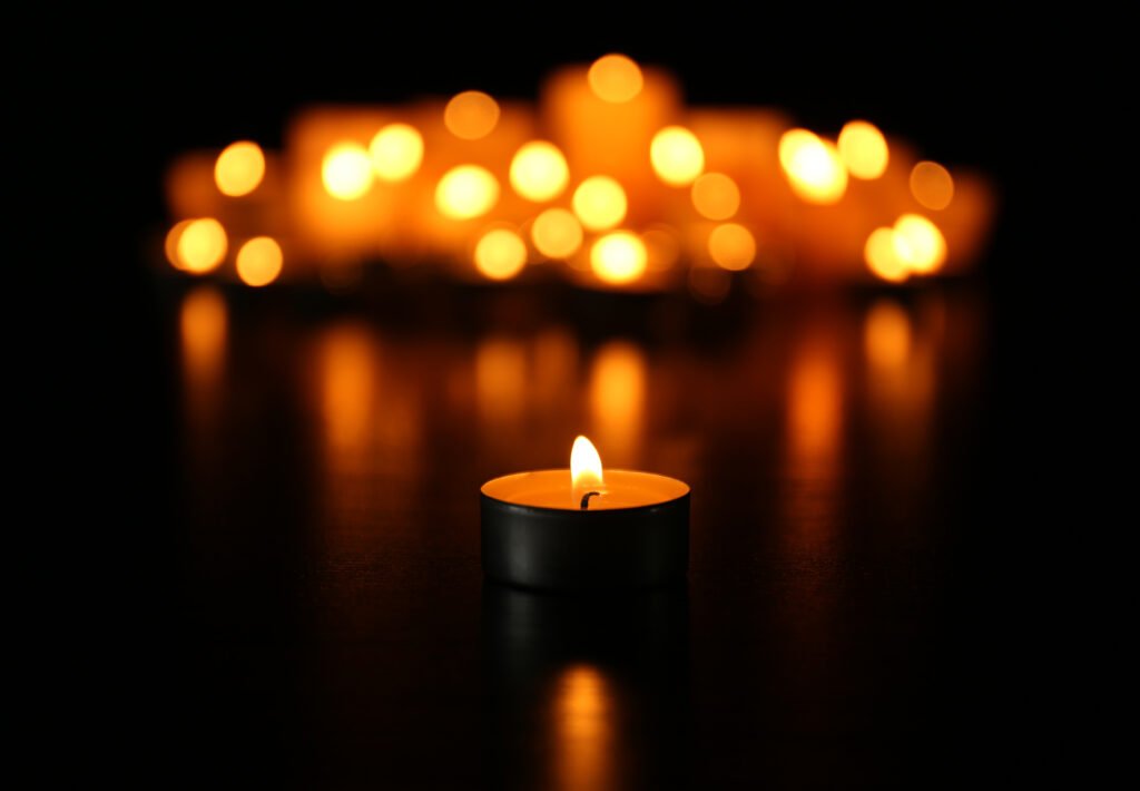 crimen de Rucci: velas encendidas sobre fondo oscuro en homenaje