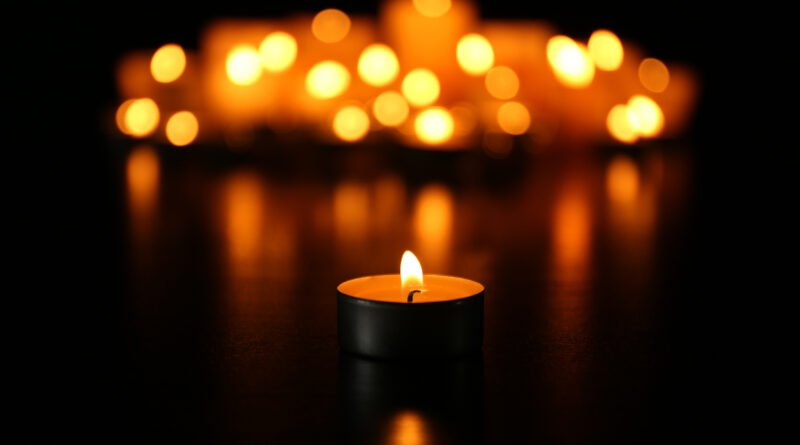 crimen de Rucci: velas encendidas sobre fondo oscuro en homenaje