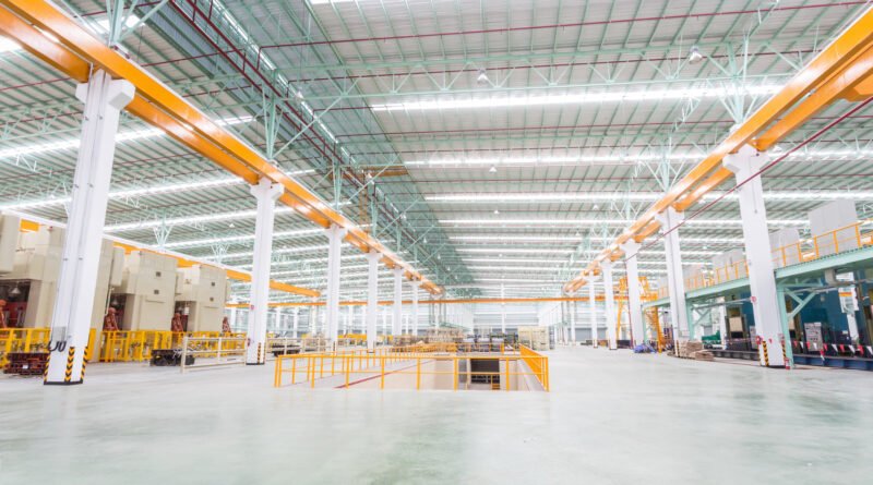 crisis industrial: interior de una fábrica metalúrgica con máquinas detenidas