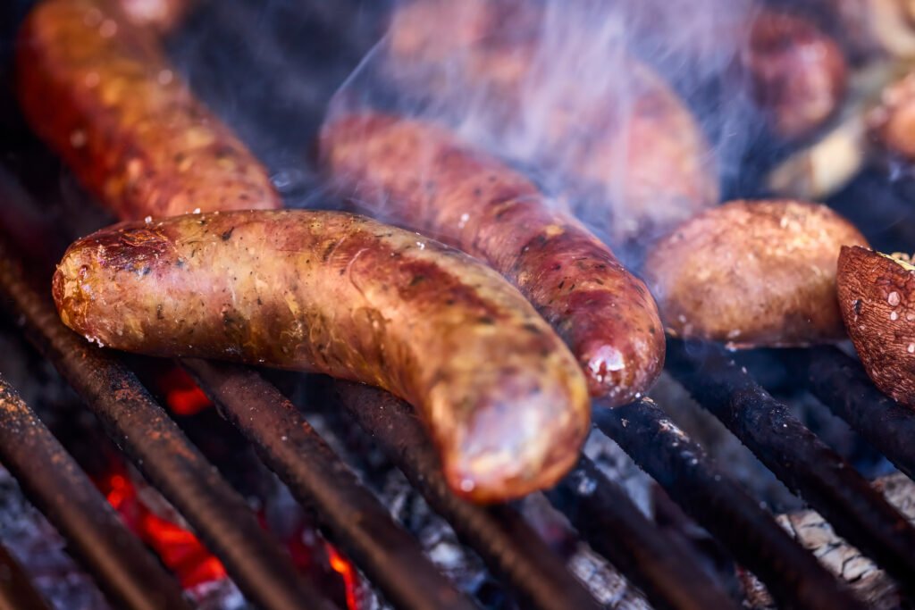 cumbre política en La Plata: parrilla con chorizos en un asado