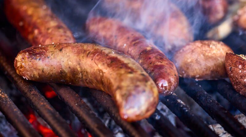 cumbre política en La Plata: parrilla con chorizos en un asado