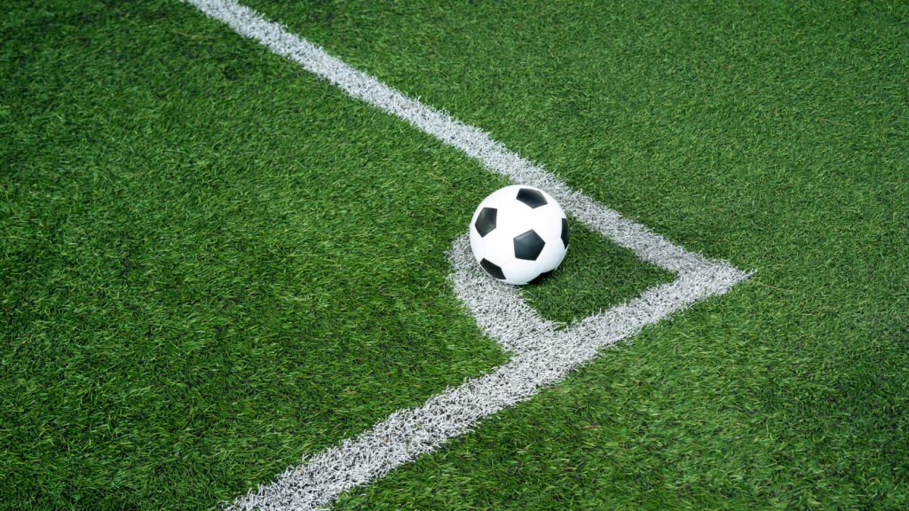 Cuti Romero capitán: pelota de fútbol sobre la línea del campo
