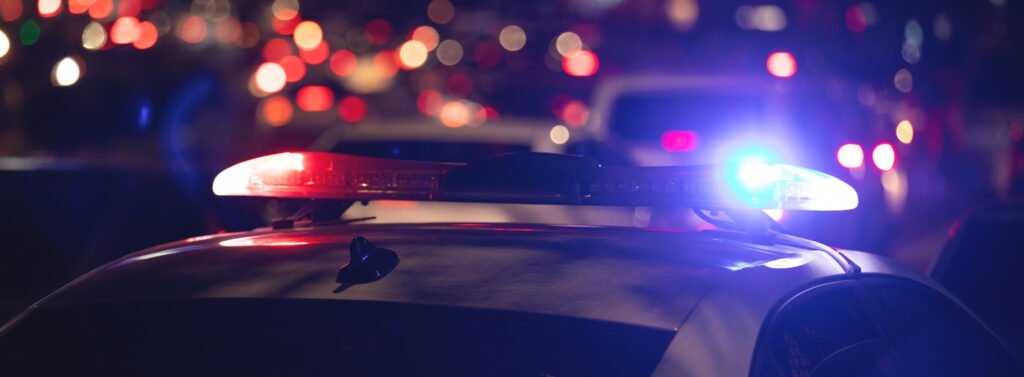 denuncia a Maxi Ghione: luces de patrullero en una calle de noche
