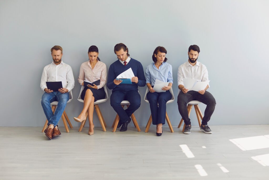 desempleo juvenil: jóvenes esperando en fila para una entrevista de trabajo