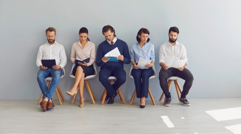 desempleo juvenil: jóvenes esperando en fila para una entrevista de trabajo