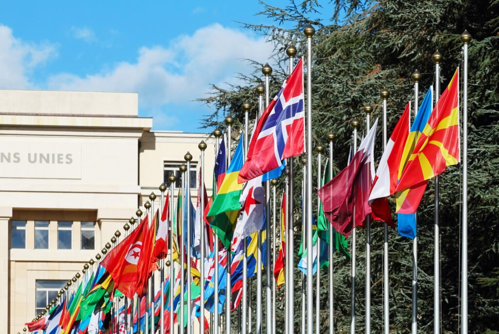 discurso de Milei en la ONU: banderas frente a la sede de las Naciones Unidas