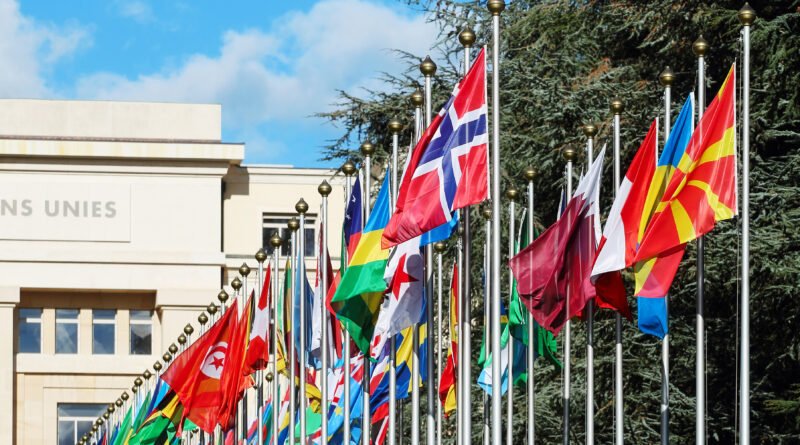 discurso de Milei en la ONU: banderas frente a la sede de las Naciones Unidas