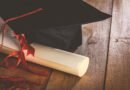 Doctorado a Messi: birrete de graduación y diploma con cinta sobre una mesa