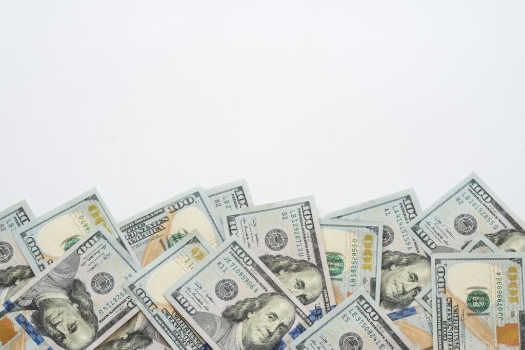 dólar blue: pila de billetes de dólar