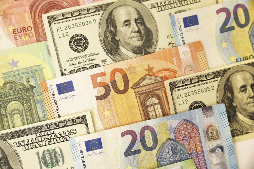 dólar blue: billetes de dólares y euros sobre una mesa