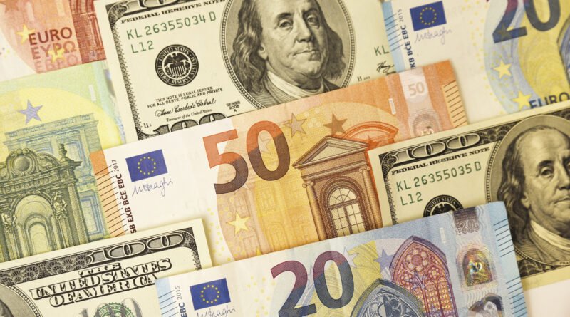 dólar blue: billetes de dólares y euros sobre una mesa