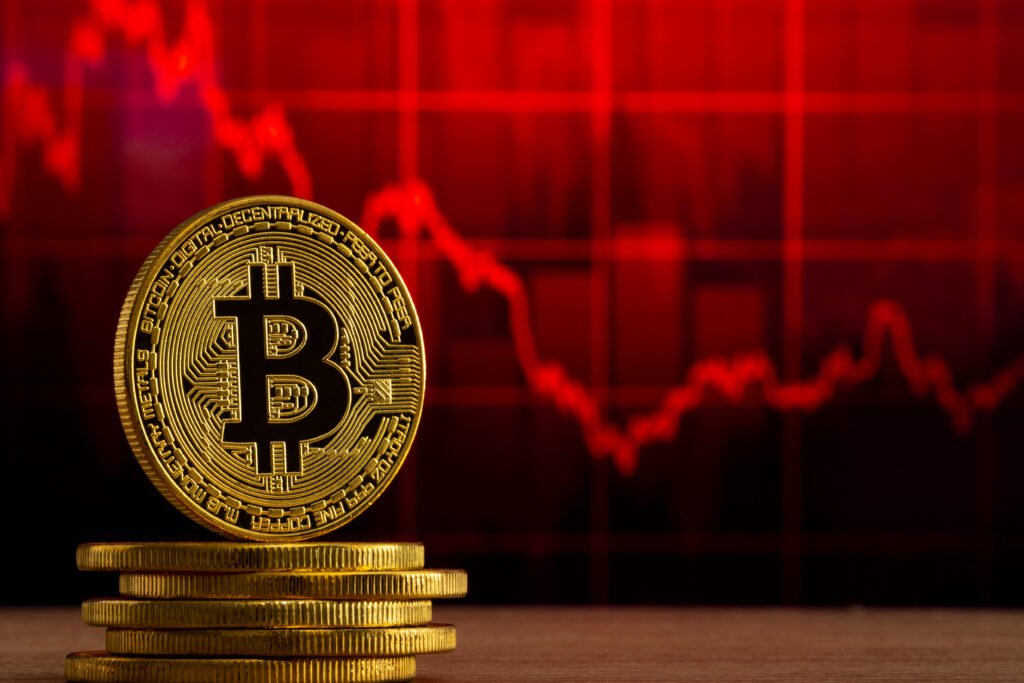 dólar cripto: moneda física de bitcoin frente a un gráfico financiero