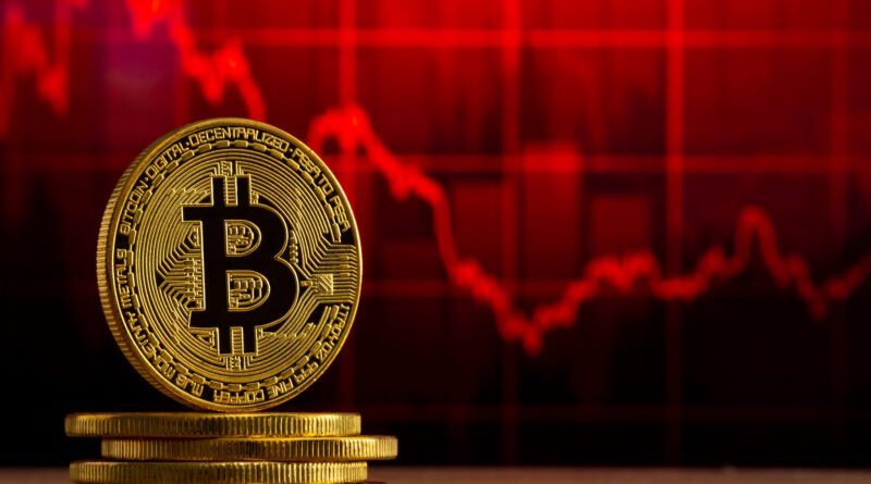 dólar cripto: moneda física de bitcoin frente a un gráfico financiero