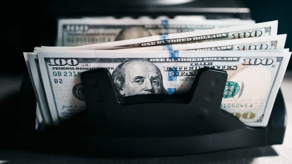 dólar hoy: billetes de cien dólares y conteo de efectivo