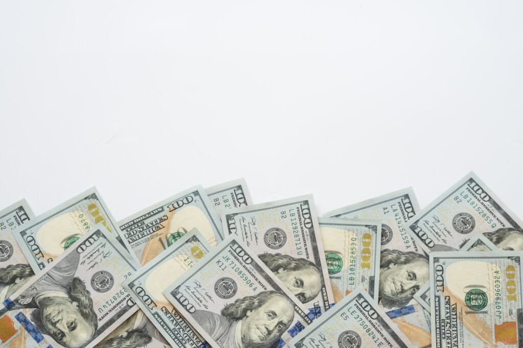 dólar hoy: pila de billetes de cien dólares