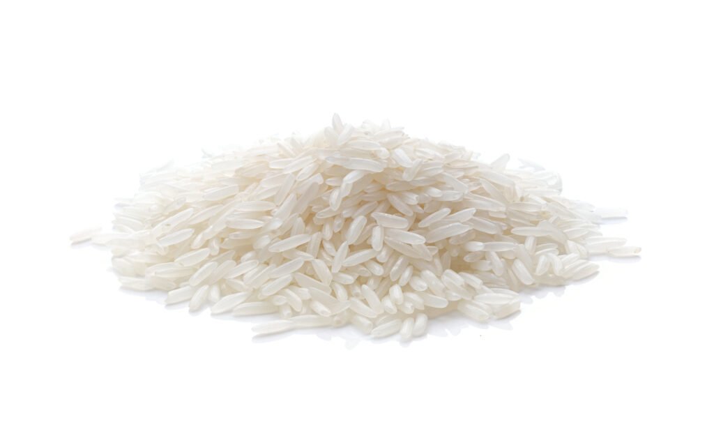 droga oculta en arroz: granos de arroz sobre una superficie clara