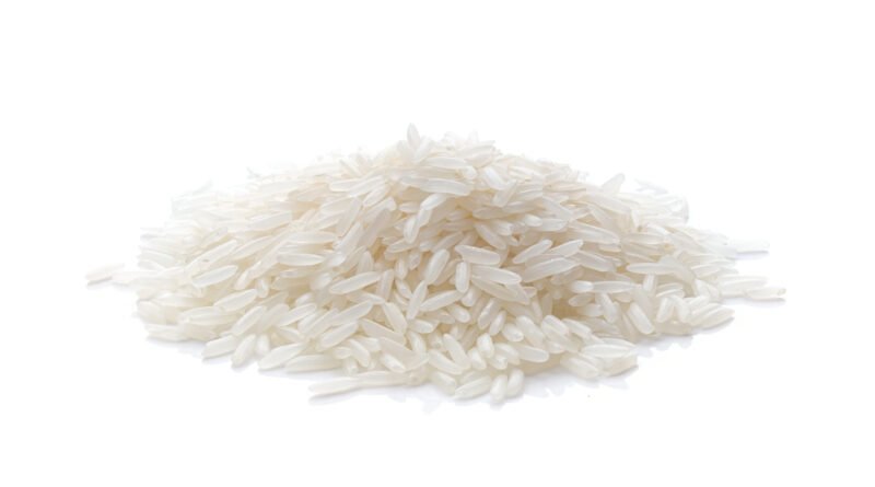 droga oculta en arroz: granos de arroz sobre una superficie clara